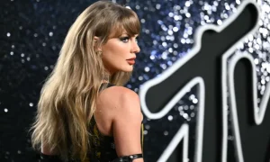 penampilan-mengesankan-tartan-taylor-swift-di-vma-menjadi-langkah-berani-dan-kontroversial