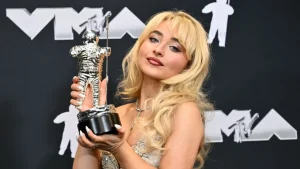 penghormatan-elegan-sabrina-carpenter-kenakan-gaun-bergaya-vintage-oscar-seperti-madonna