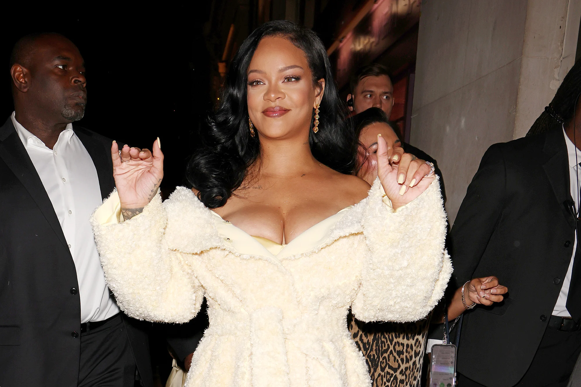 rihanna-memukau-dengan-jubah-mandi-fluffy-gaya-santai-yang-tetap-stylish