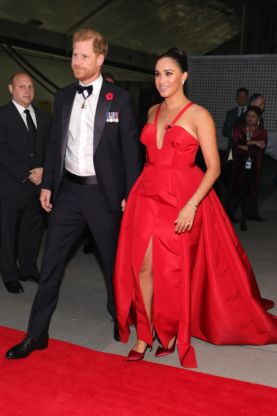 meghan-markle-gaun-merah-mencolok-yang-kembali-mengguncang-dunia-mode-di-acara-amal