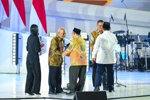 presiden-prabowo-dan-menteri-abdul-muti-berikan-penghargaan-kepada-guru-inovatif-mbah-guru-matematika-terima-hadiah-rp-100-juta