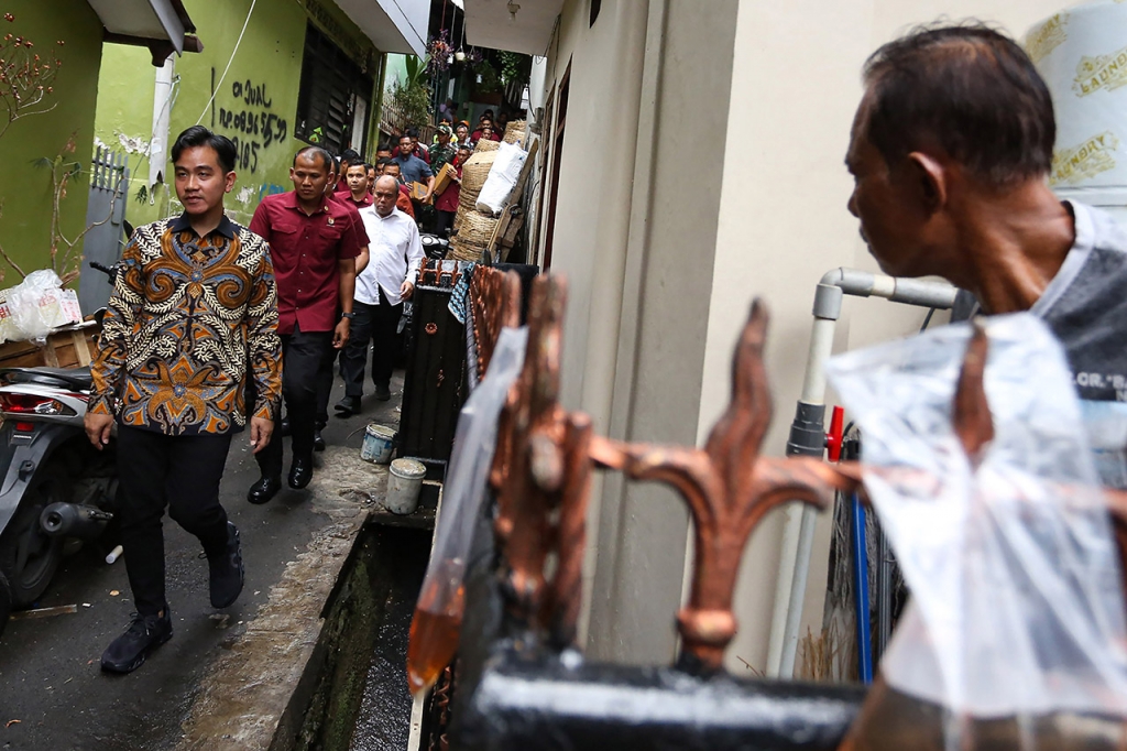 gibran-rakabuming-tinjau-warga-terdampak-banjir-di-kampung-melayu-dan-cawang