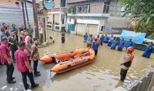 gibran-rakabuming-tinjau-warga-terdampak-banjir-di-kampung-melayu-dan-cawang