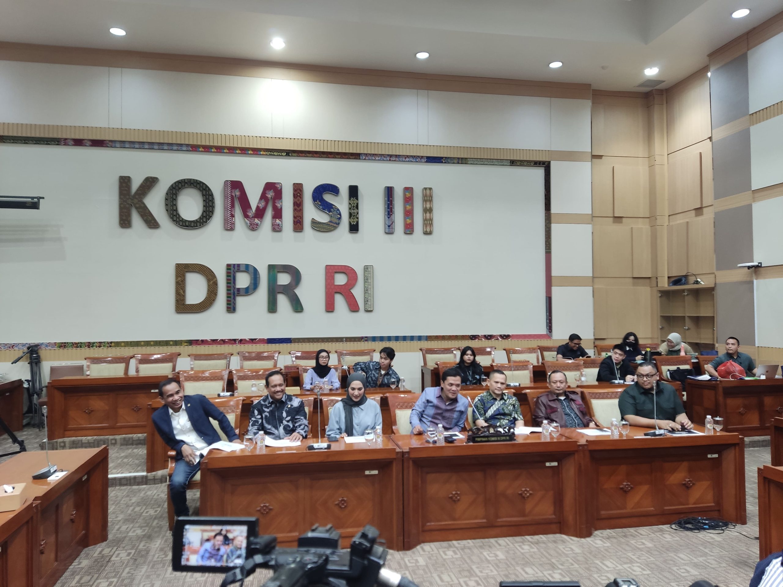 komisi-iii-dpr-ri-catat-469-laporan-masyarakat-di-2024-lembaga-peradilan-paling-banyak-diadukan