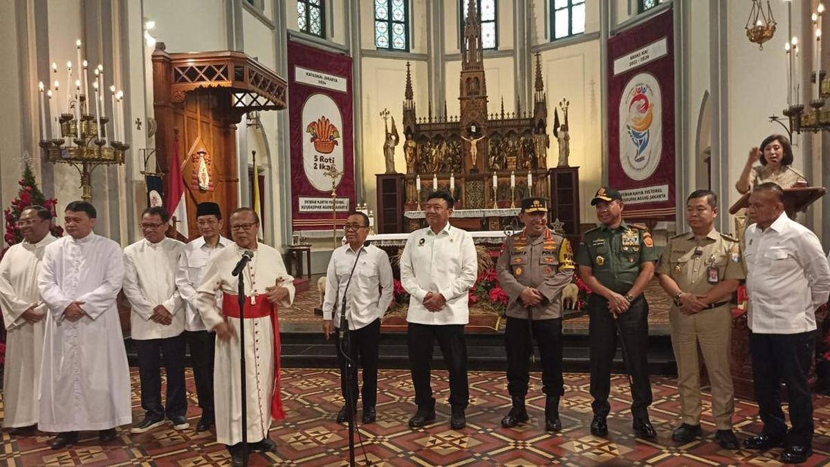 kapolri-dan-menko-polkam-pastikan-keamanan-gereja-jelang-misa-malam-natal