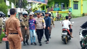 Polisi dari Polres Bogor melakukan patroli setiap jam di jalur alternatif menuju Puncak Bogor untuk mencegah praktik joki yang kerap memalak wisatawan. Langkah ini diambil sebagai respons terhadap maraknya kasus pemalakan dan pungutan liar yang dilakukan oleh joki di jalur tersebut.