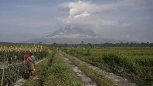 gunung-semeru-erupsi-16-kali-dalam-sehari-warga-diimbau-waspada