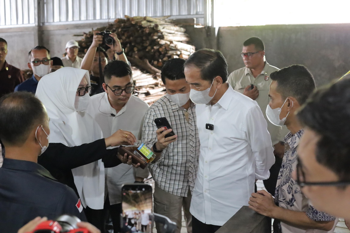 jokowi-dorong-ekonomi-sirkular-dengan-kunjungan-ke-bank-sampah-banjarnegara-lihat-proses-pengolahan-plastik-jadi-petasol