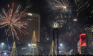 malam-tahun-baru-jalan-sudirman-thamrin-dipadati-pengunjung