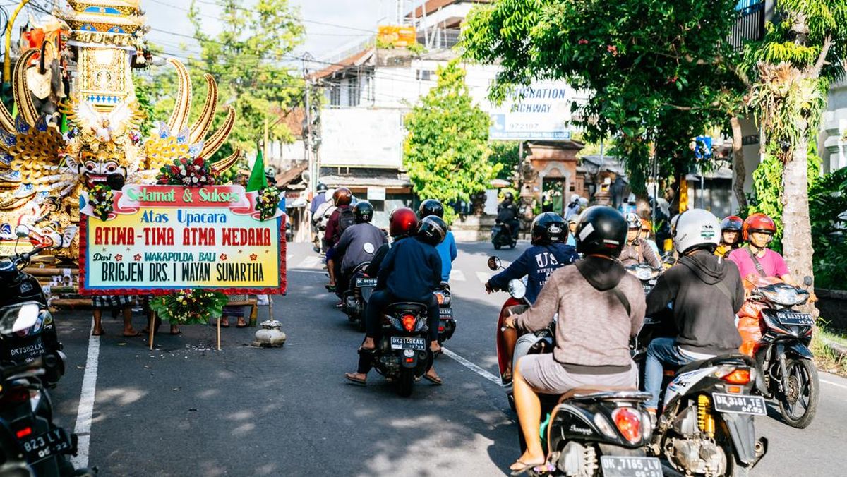 turis-asing-di-bali-berulah-naik-motor-bonceng-3-sambil-ciuman-polisi-selidiki