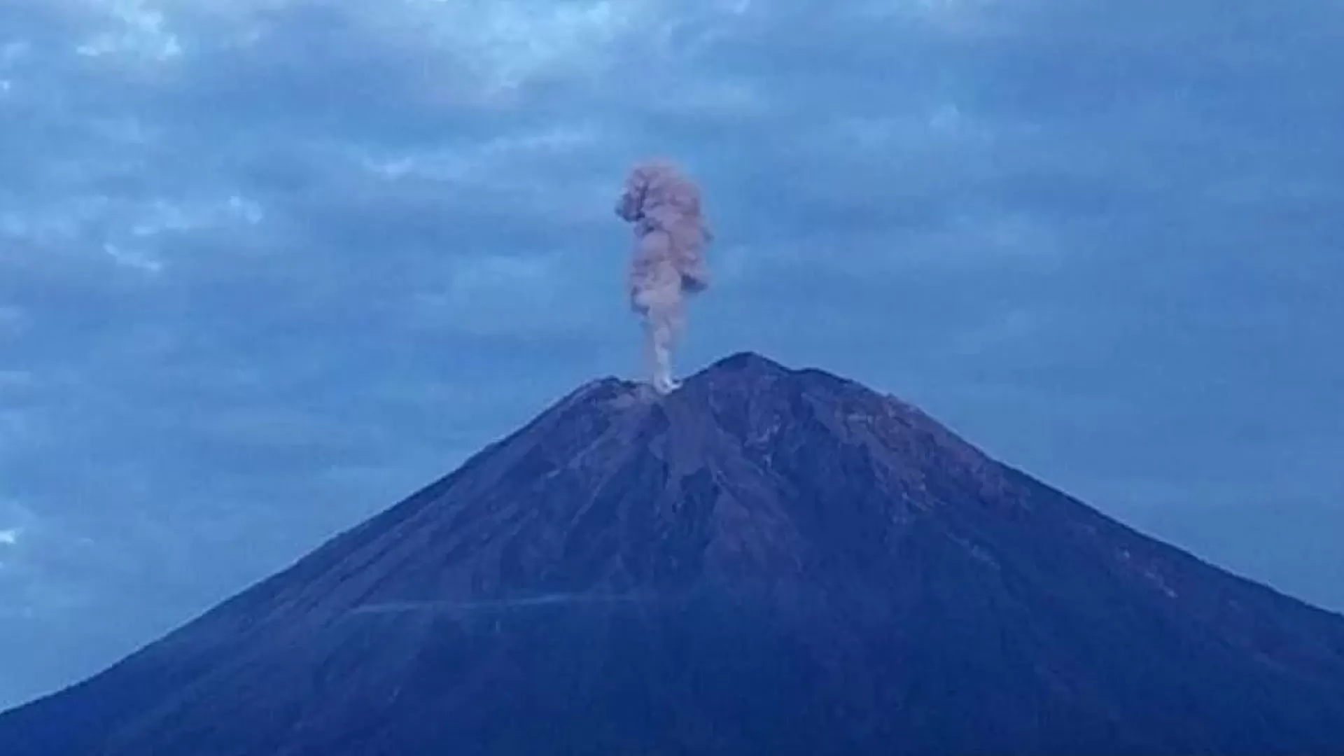 gunung-semeru-erupsi-16-kali-dalam-sehari-warga-diimbau-waspada