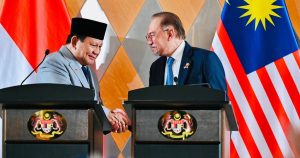 momen-menggemaskan-prabowo-tunjuk-mobil-f1-setelah-diberi-helm-oleh-pm-malaysia