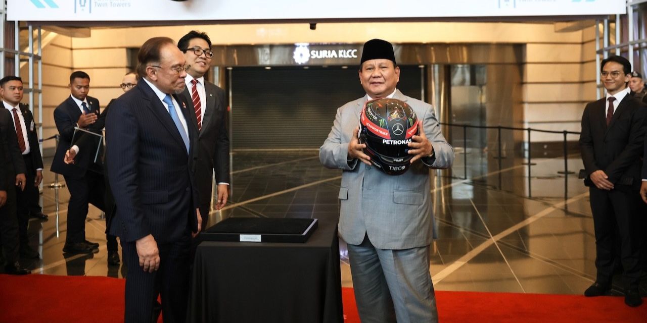 momen-menggemaskan-prabowo-tunjuk-mobil-f1-setelah-diberi-helm-oleh-pm-malaysia