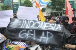 mahasiswa-gelar-aksi-indonesia-gelap-protes-kebijakan-pemerintah-yang-merugikan-rakyat