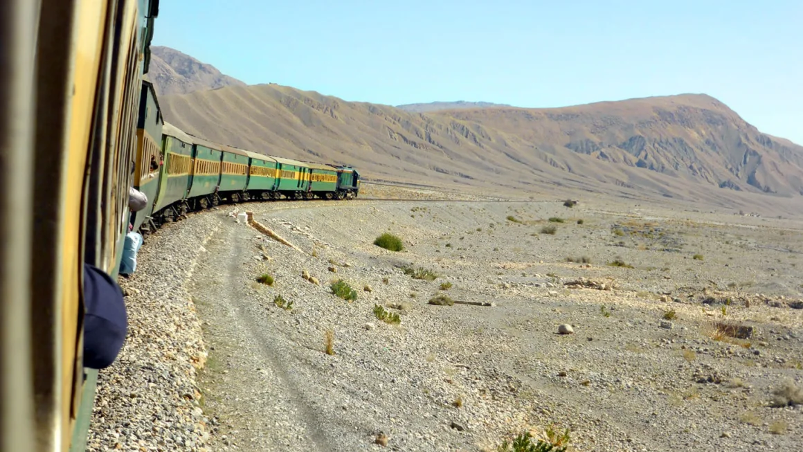 teror-di-atas-rel-militan-bantai-10-penumpang-sandera-warga-dalam-pembajakan-kereta-di-balochistan