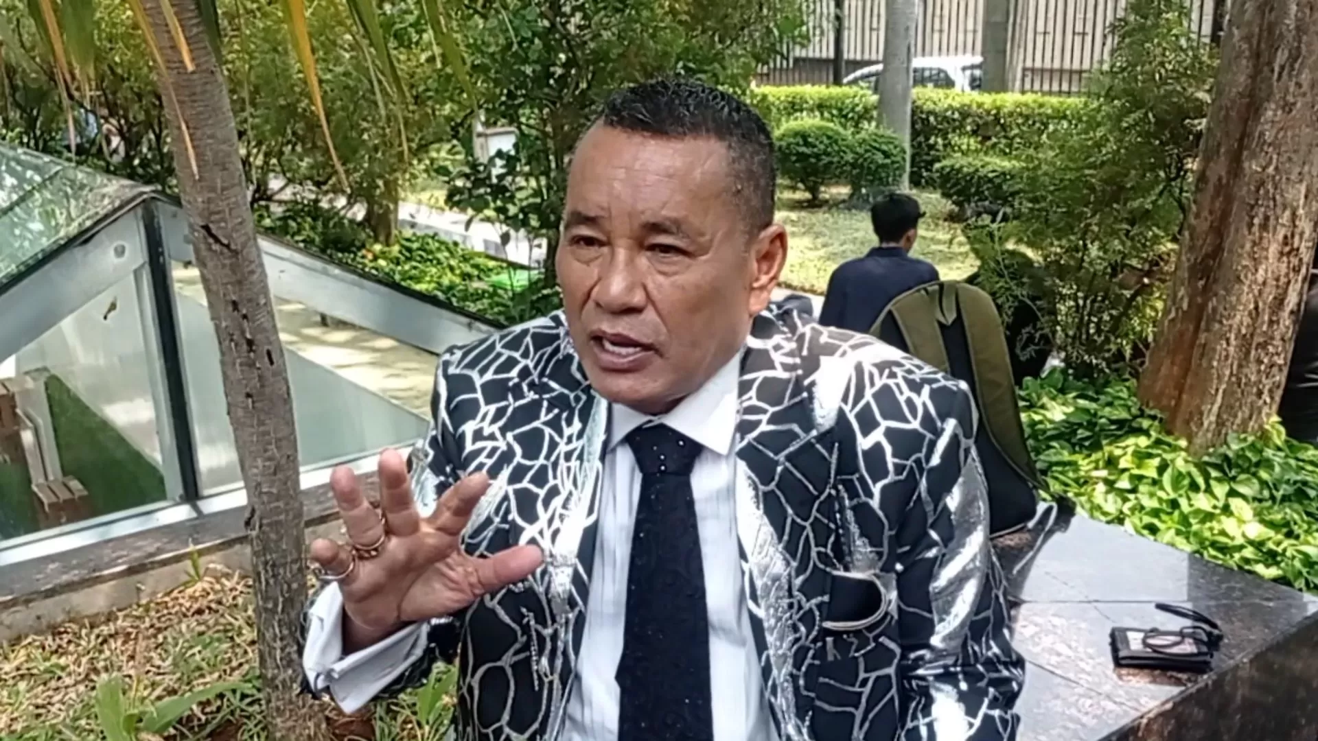 hotman-paris-bongkar-skandal-investasi-lisa-mariana-kerugian-capai-50-miliar