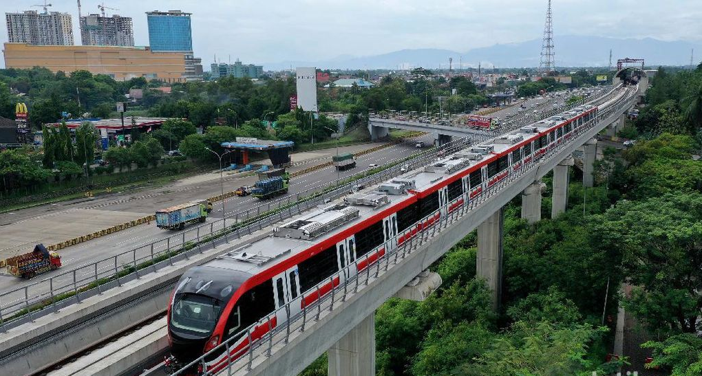 Penumpukan Penumpang di Stasiun Harjamukti: Sistem Rem LRT Mengalami Kendala