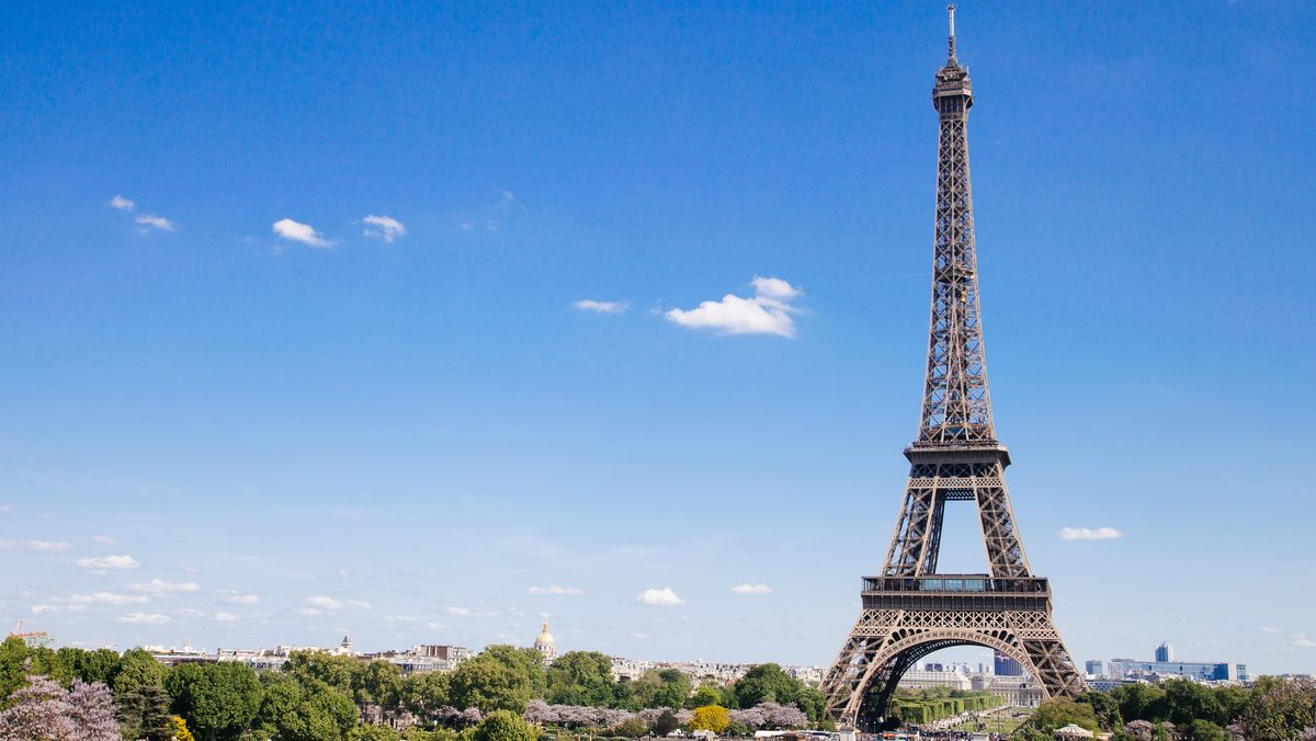 Paris Lumpuh Akibat Gelombang Panas Ekstrem: Eiffel Tower Tutup Lebih Awal
